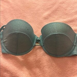 cute teal bra!